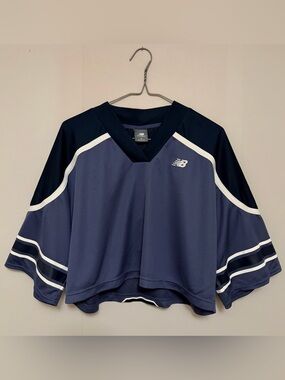 New Balance V-Neck Jersey Cropped Tee